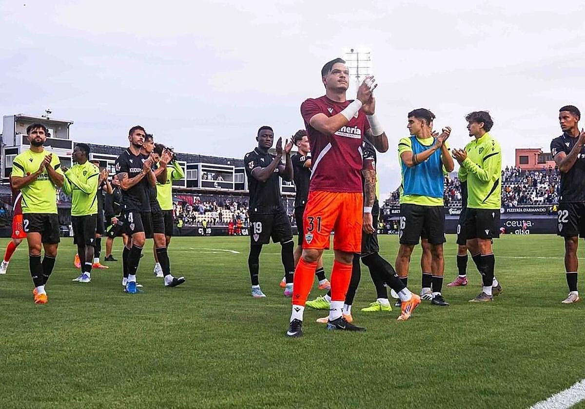 Los jugadores de la UD Almería aplauden a los aficionados rojiblancos en el Murube.