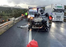 Accidente en la A-92 con vuelco de vehículos.