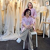 Silvia Peinado, de pie, junto a Eva Quijada con algunas de sus creaciones.