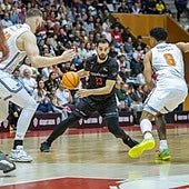 La defensa de Girona intimida al escolta Jovan Kljajic en un ataque rojinegro.