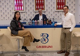 Los hermanos Rocío, Joaquín y Francisco dirigen Destilerías Joaquín Alonso.