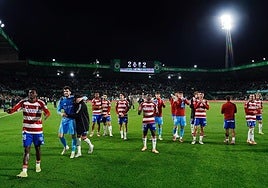 Los futbolistas del Granada brindan el empate a la afición.