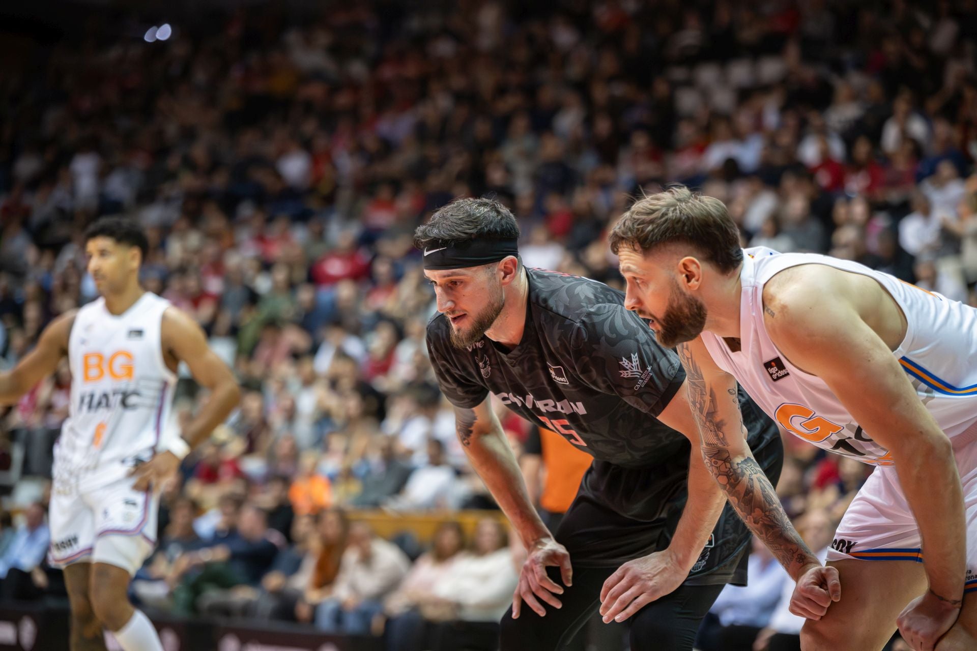 El rojinegro Zach Hankins, concentrado para luchar por el rebote ante Girona.