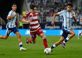 El rojiblanco Pablo Sáenz ataca durante el derbi contra el Málaga.