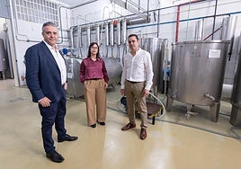 Entre alambiques. Joaquín, Rocío y Francisco en el corazón de la fábrica.