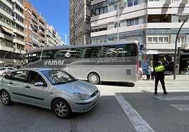 Un agente de Policía Local regula el tráfico en la Puerta Barrera de la capital jienense, en una imagen de archivo.