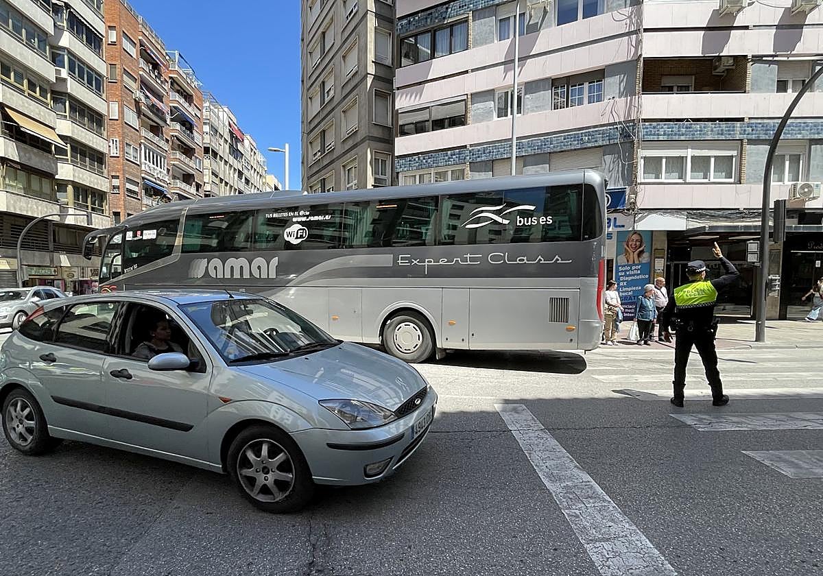 Un agente de Policía Local regula el tráfico en la Puerta Barrera de la capital jienense, en una imagen de archivo.