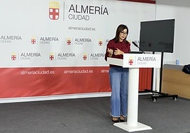 La concejala de Obras Públicas anunciando los acuerdos de la junta local