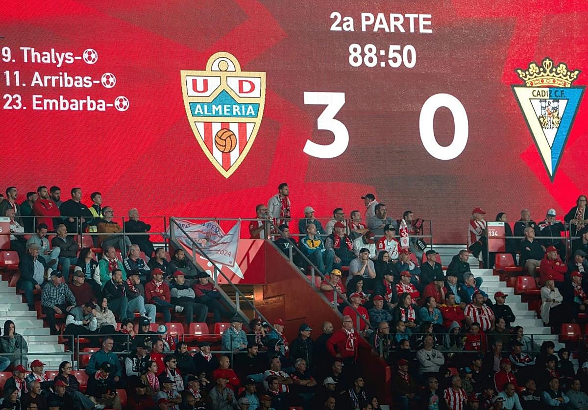 El Almería siempre marca y la afición no abandona el UD Almería Stadium.