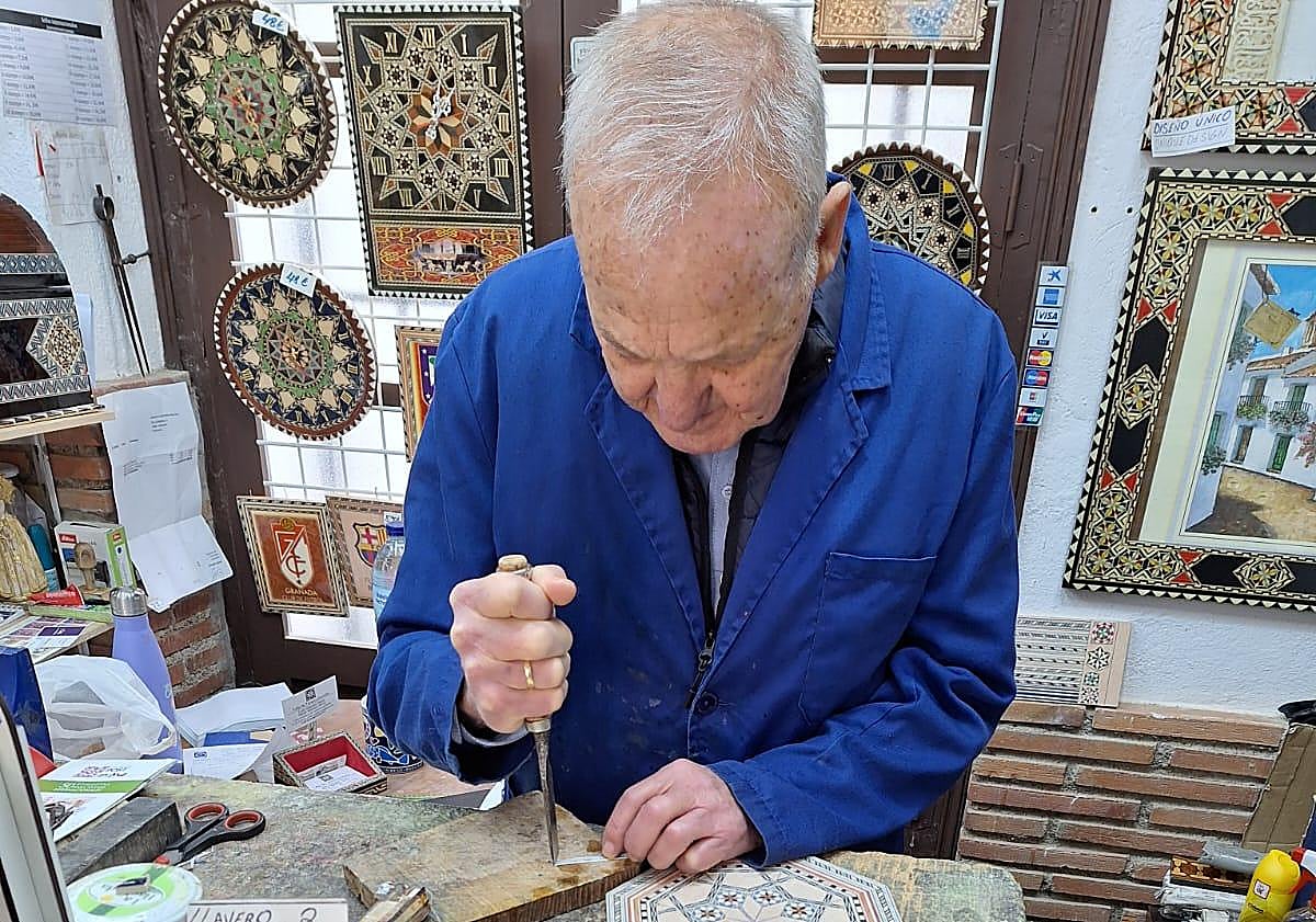 Imagen principal - Granada llora por el maestro de la taracea de la Cuesta de Gomérez: «La artesanía era su pasión»