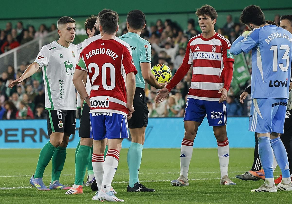 Una discusión entre jugadores de ambos equipos durante el partido.