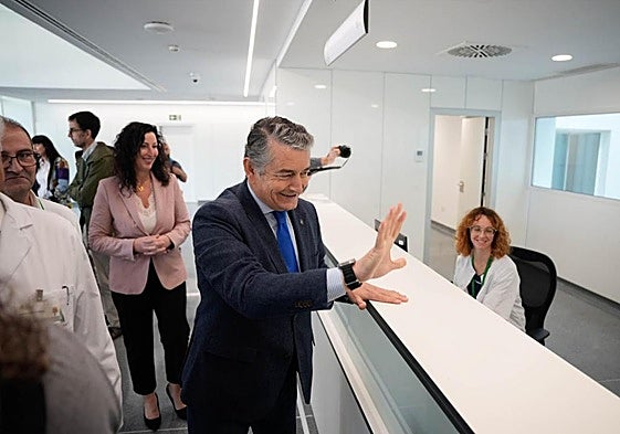 Antonio Sanz, en su visita inaugural al edificio de Consultas Externas de Almería.