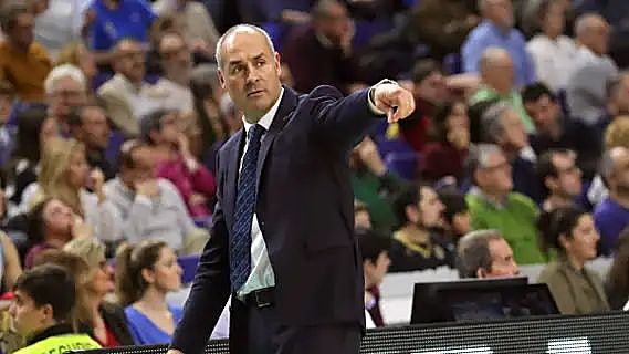 Curro Segura dirige un partido en el baloncesto español.