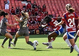 La rojiblanca Edna Imade chuta para marcar gol ante el Real Madrid el pasado curso en Los Cármenes.