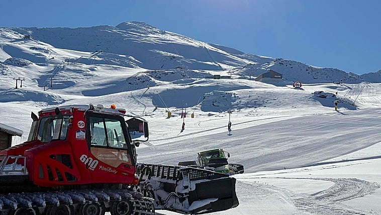 Las máquinas acondicionan la nieve caída en los últimos días en la zona de Borreguiles.