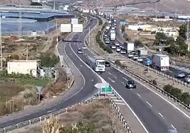 Largas retenciones en la A-7.