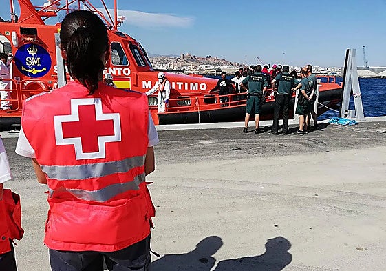 Cruz Roja atiende a 42 personas, entre ellas un menor, llegadas en patera hasta Almería