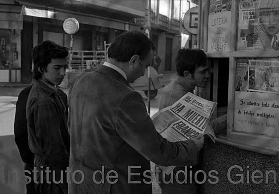 Jienenses comprando el periódico IDEAL el 20 de noviembre de 1975.