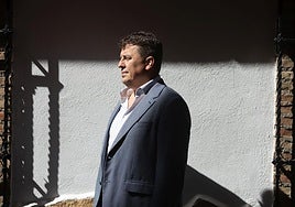 El escritor y catedrático de la Universidad de Granada, Miguel Ángel del Arco, fotografiado en una calle del centro.