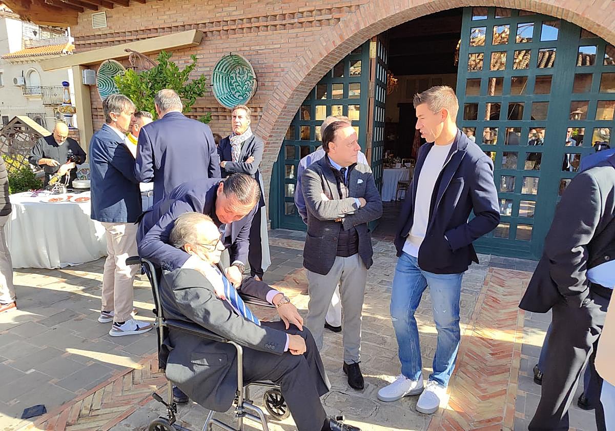 Rubén Alcaraz (derecha) dialoga durante el acto.