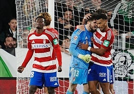 Loïc Williams abraza a Ander Astralaga tras una gran parada del meta ante el Racing de Santander.