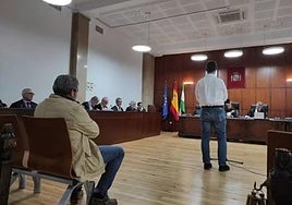Uno de los acusados declara, mientras el segundo permanece en el banquillo.