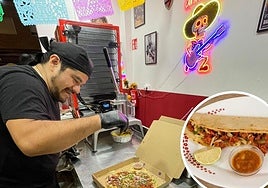 El cocinero de Chinga su madre preparando uno de sus platos.