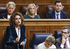 La vicepresidenta primera y ministra de Hacienda María Jesús Montero interviene durante la sesión de control en el Congreso