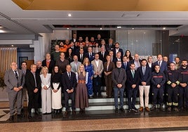 Foto de familia del equipo de Diputación con los agentes sociales que han participado en la presentación de los presupuestos.