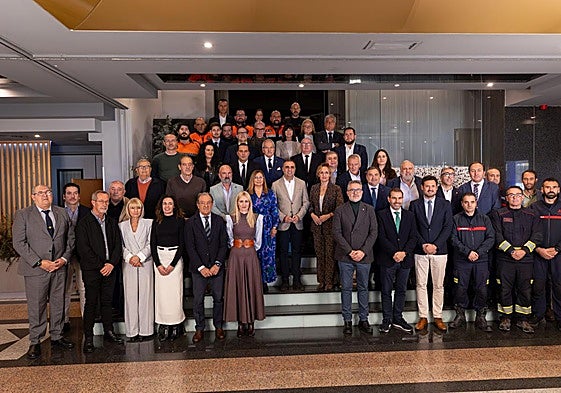 Foto de familia del equipo de Diputación con los agentes sociales que han participado en la presentación de los presupuestos.