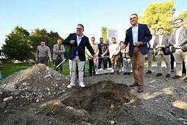 El alcalde de Almuñécar y el presidente de la Diputación colocan la primera piedra del tramo sexitano de la senda litoral.