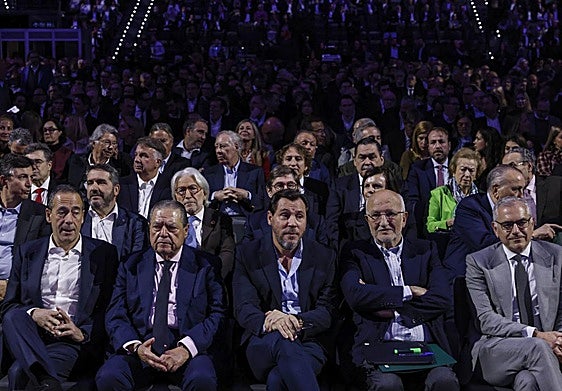 El ministro Óscar Puente, este jueves, entre los empresarios que impulsan la iniciativa #QuieroCorredor en Valencia.