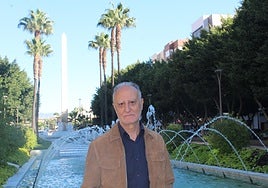 El escultor y ensayista, José Manuel Bouzas, en una zona de La Rambla de Almería.