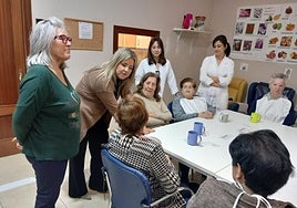 La delegada Elena González ha visitado la Asociación Alzheimer 21 de Septiembre de Úbeda.