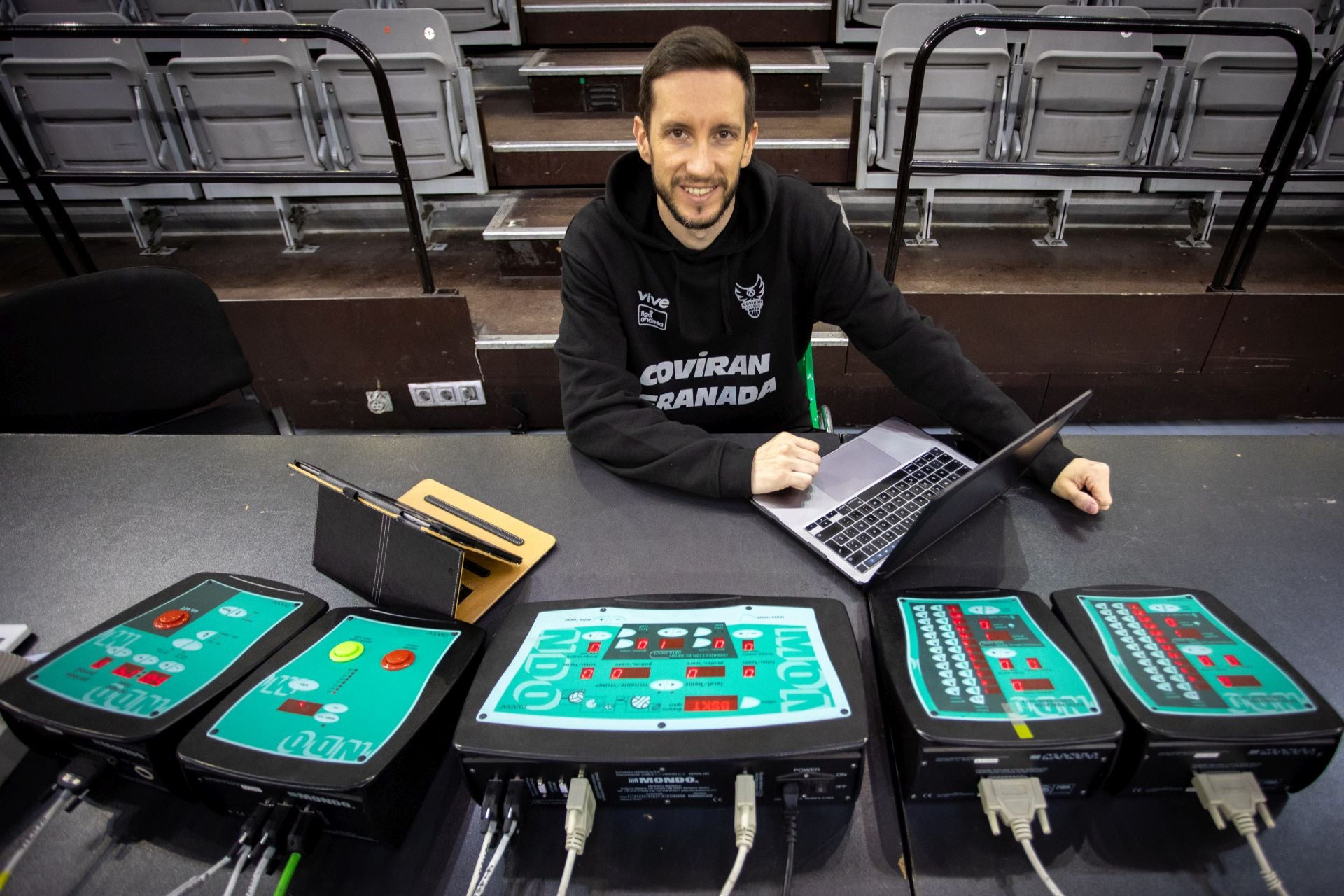 Alberto Puertas se esmera en organizar todos los detalles en torno al equipo granadino.