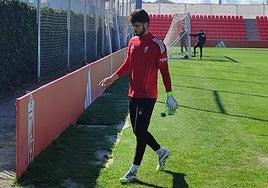 Astralaga camina hacia el vestuario tras el entrenamiento.