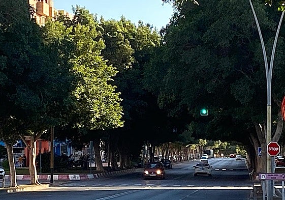 Vehículos circulando por la Avenida del Mediterráneo de la capital.