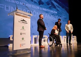 La presidenta de Fundación También, Teresa Silva, recoge el galardón.