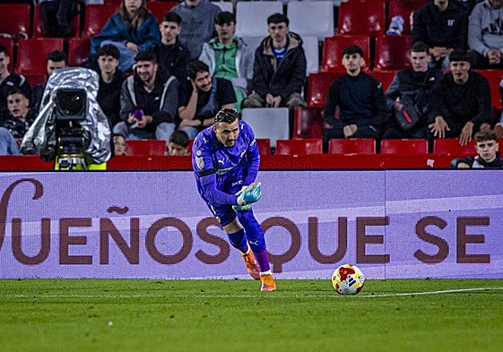 Stole Dimitrievski juega un balón en Los Cármenes contra el Maracena.