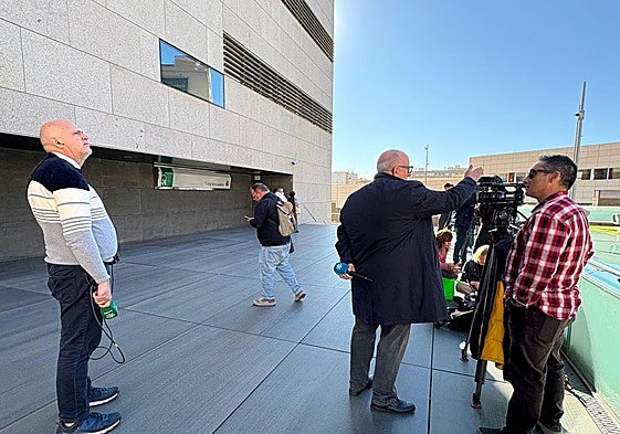 Medios de comunicación, a las puertas de la Ciudad de la Justicia de Almería.