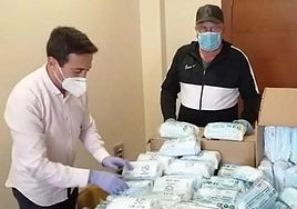 El exvicepresidente Óscar Liria, junto a su tío, el alcalde de Fines, Rodrigo Sánchez, detenido el pasado lunes.