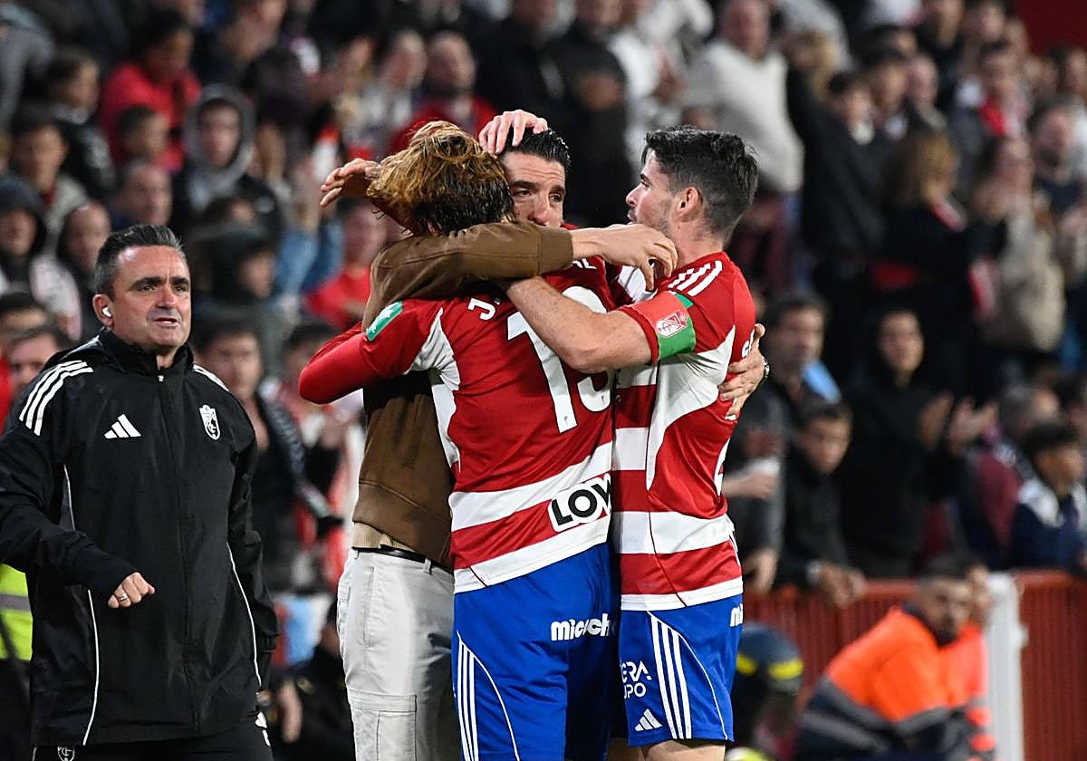 Lucena, abrazado por Jorge Pascual y Sergio Ruiz ante el Zaragoza en casa.