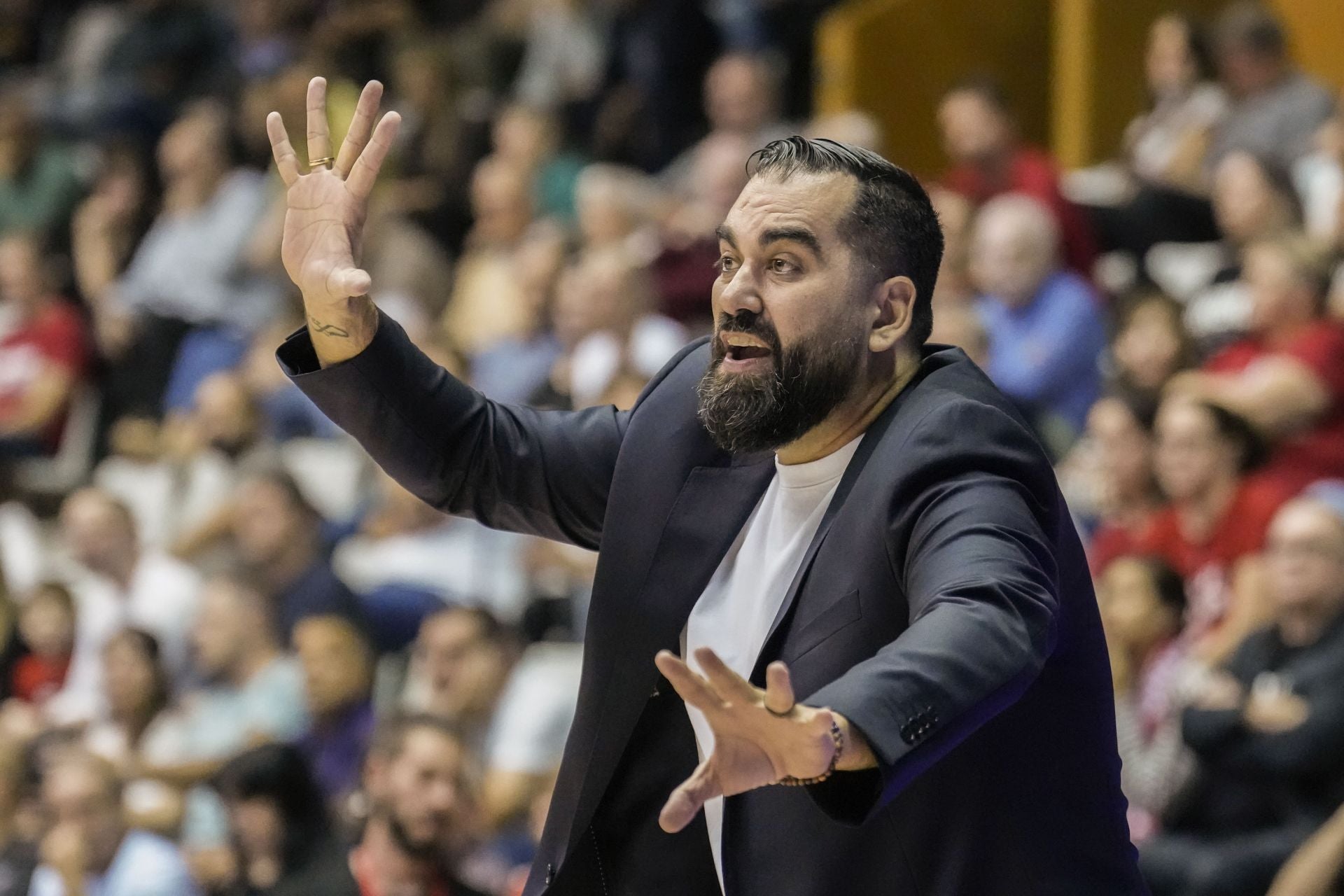 Ramón Díaz da indicaciones de forma efusiva.