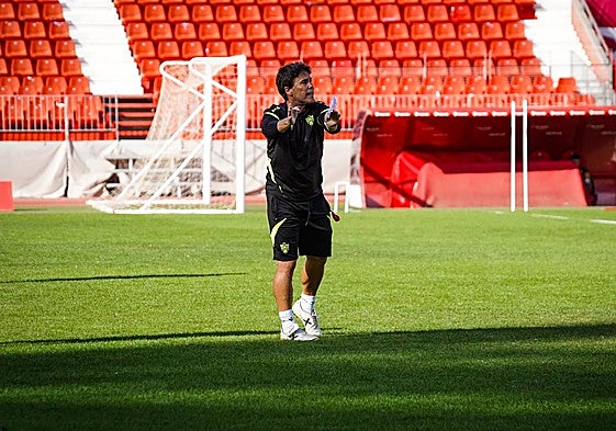 Rubi dirigiendo un entrenamiento del Almería