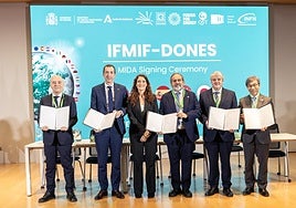 La secretaria general de Investigación, Eva Ortega, y el director de Ifmif Dones España, Ángel Ibarra, junto a los representantes de Italia, la Unión Europea, Croacia y Japón. .