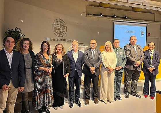 Foto de familia de la Asociación con distintas autoridades.