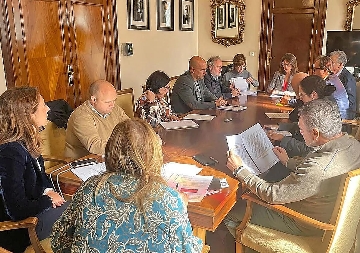 Reunión de los distintos grupos, con los técnicos, sobre los presupuestos.