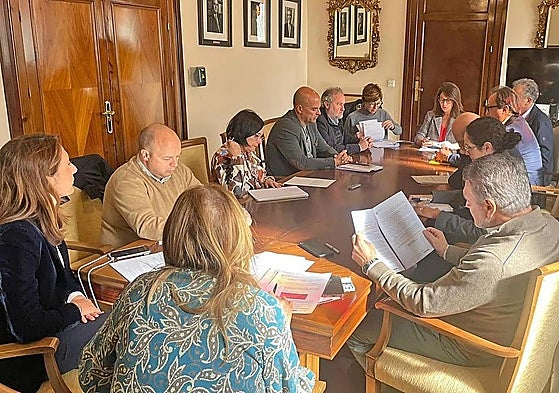 Reunión de los distintos grupos, con los técnicos, sobre los presupuestos.