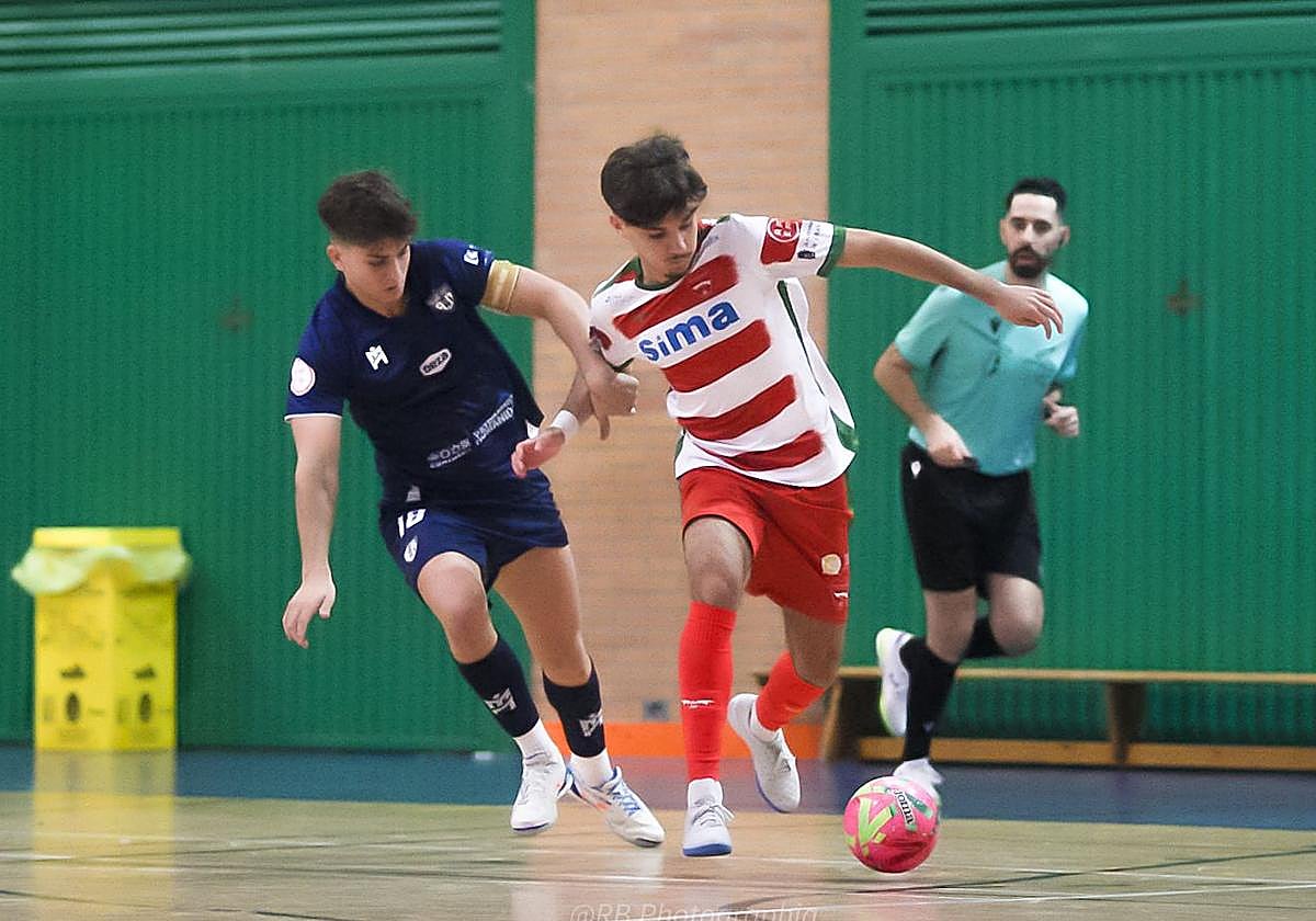 Un forcejeo en un encuentro disputado en el Núñez Blanca.