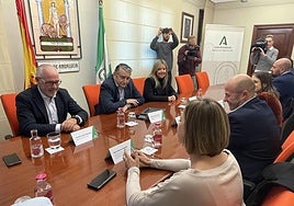 El consejero Antonio Sanz se ha reunido con el alcalde y concejales de Cazorla este viernes en Jaén.